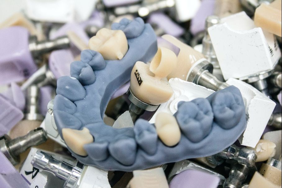 CEREC Fräsmaschine in moderner Zahnarztpraxis